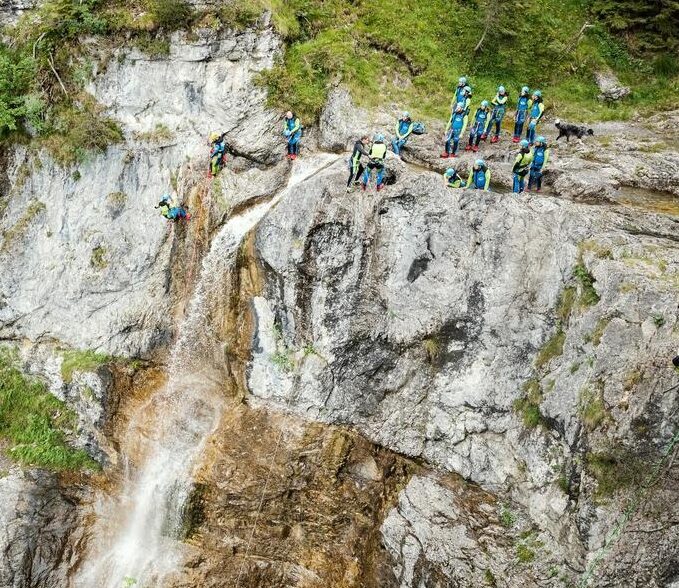 Canyoning oberhalb eines Wasserfalls