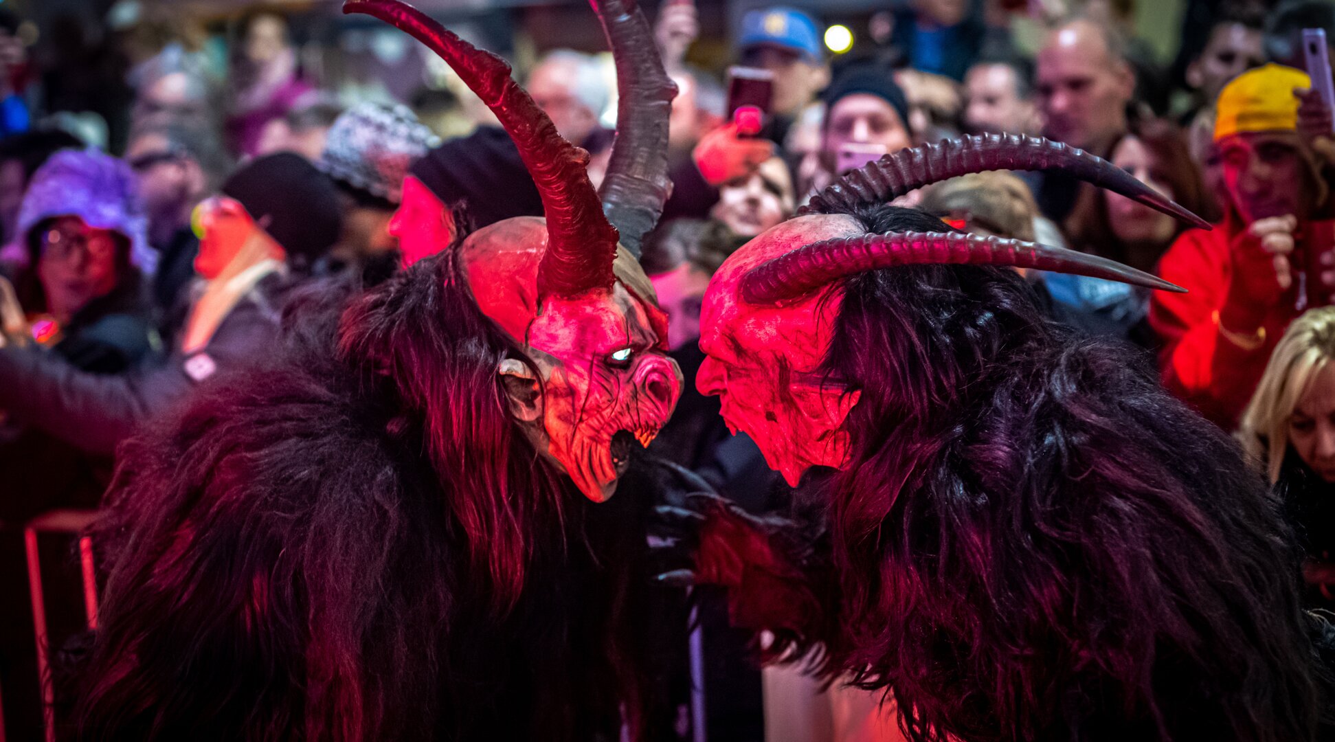 Männer verkleidet als Krampus