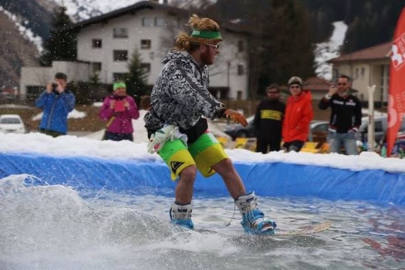 Verkleideter Teilnehmer beim Waterslide Contest in Berwang